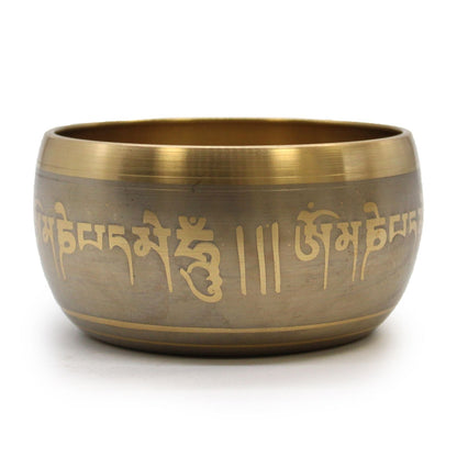 Tibetansk sjungande mässingsskål – 11x6 CM, tibetansk mässingsskål med mantragravyr, framifrån mot vit bakgrund