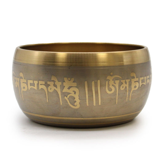 Brass Tibetan Singing Bowl – 11x6 CM, cuenco tibetano de latón con grabado de mantra, vista frontal sobre fondo blanco