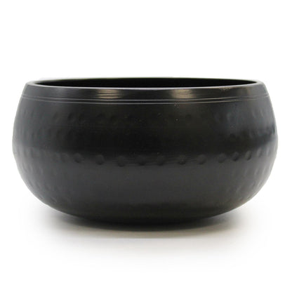 Alt Tag: Brass Tibetan Singing Bowl – 15CM de latón, cuenco de canto tibetano artesanal de 15 cm, vista frontal sobre fondo blanco
