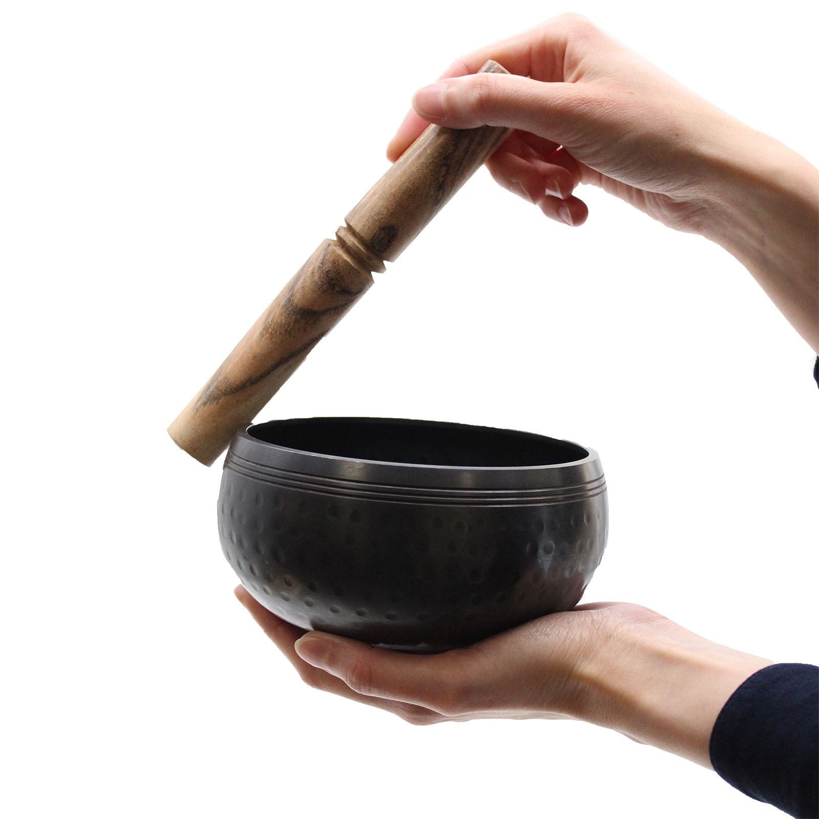 Alt Tag: Brass Tibetan Singing Bowl – 15CM de latón con mazo de madera, sostenido en manos y listo para tocar