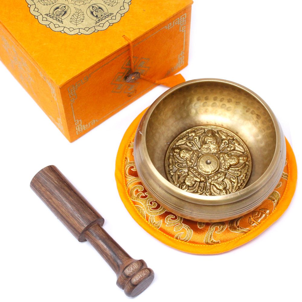 Mässingsset med tibetansk klangskål – 10CM 400G med klangskål i mässing, träklubba, orange kudde och dekorerad ask