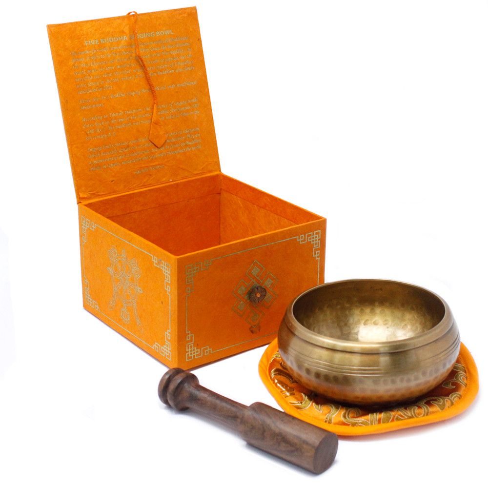 Set med tibetansk klangskål i mässing – 10CM 400G med träklubba, broderad kudde och orange ask, produktvy