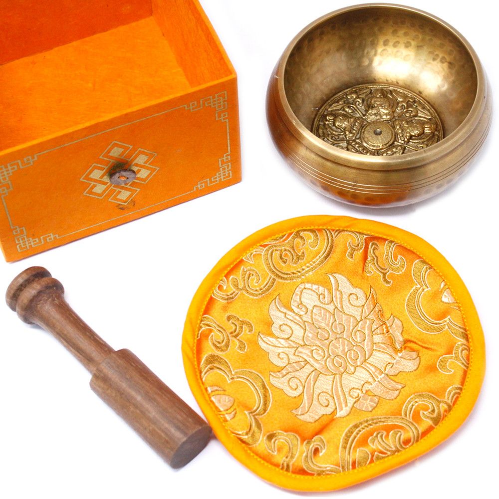 Alt Tag: Set med tibetansk sjungande skål i mässing – 10CM 400G med skål i mässing, träklubba, broderad kudde och orange ask