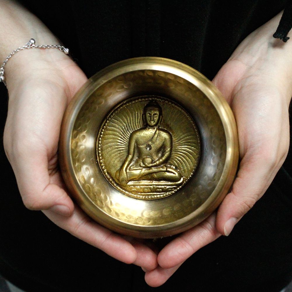 Alt Tag: Brass Tibetan Singing Bowl Set – 10CM de latón con relieve de Buda, sostenido en manos, cuenco de canto tibetano