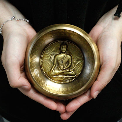 Alt Tag: Brass Tibetan Singing Bowl Set – 10CM de latón con relieve de Buda, sostenido en manos, cuenco de canto tibetano