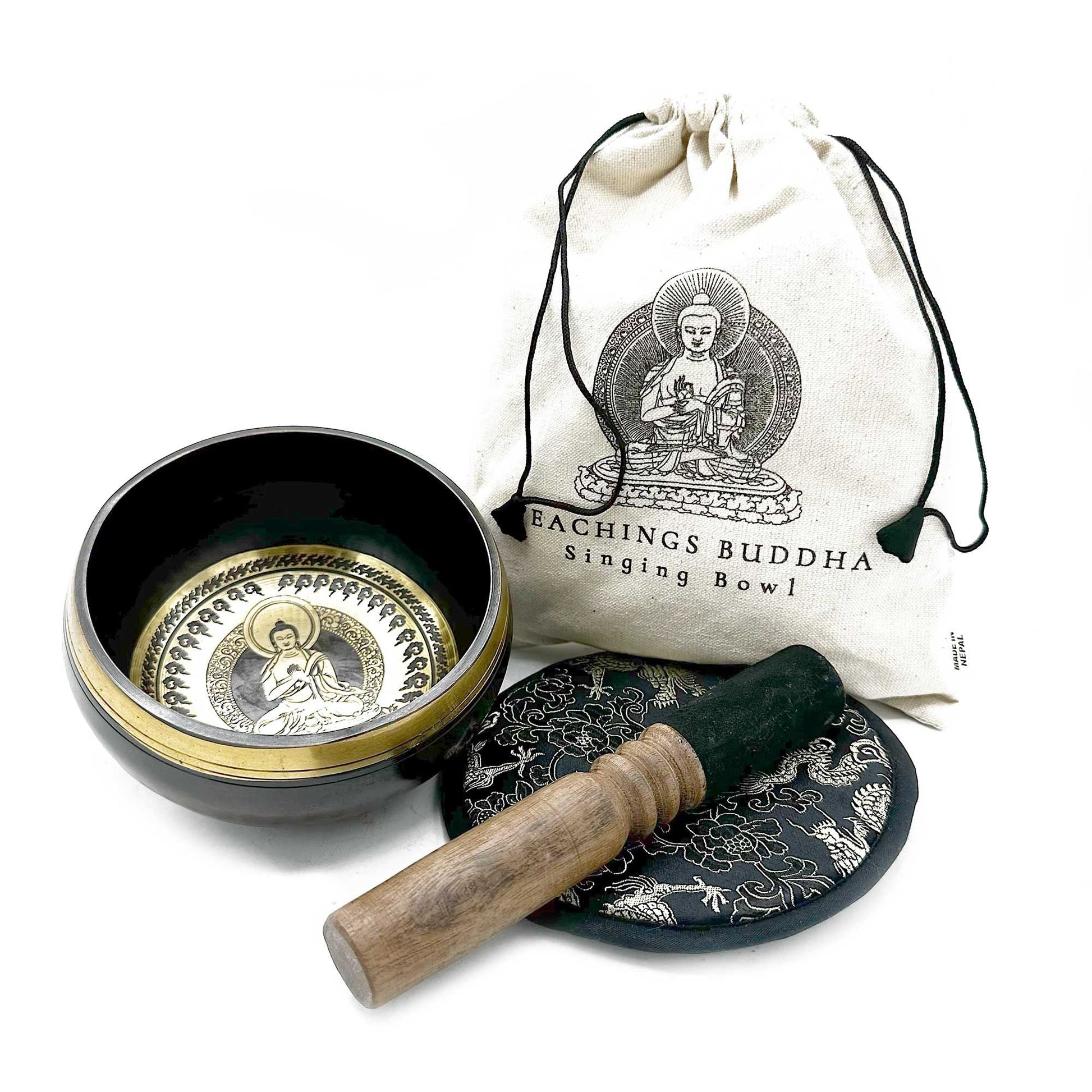 Set med tibetansk sjungande skål i mässing – 14CM med träklubba, kudde och påse med Buddha-design, graverad mässingsskål