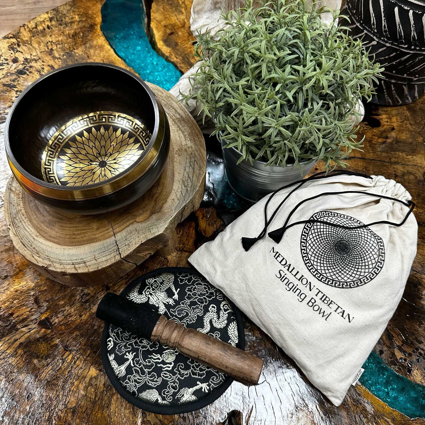 Alt-Tag: Tibetisches Klangschalen-Set aus Messing – 14CM Runde Medaillons mit Messingschale, Holzklöppel, besticktem Kissen und Stoffbeutel