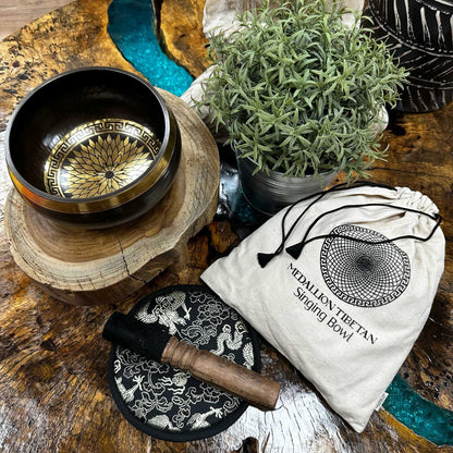 Alt-Tag: Tibetisches Klangschalen-Set aus Messing – 14CM Runde Medaillons mit Messingschale, Holzklöppel, besticktem Kissen und Stoffbeutel