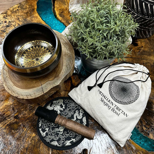 Alt-Tag: Tibetisches Klangschalen-Set aus Messing – 14CM Runde Medaillons mit Messingschale, Holzklöppel, besticktem Kissen und Stoffbeutel