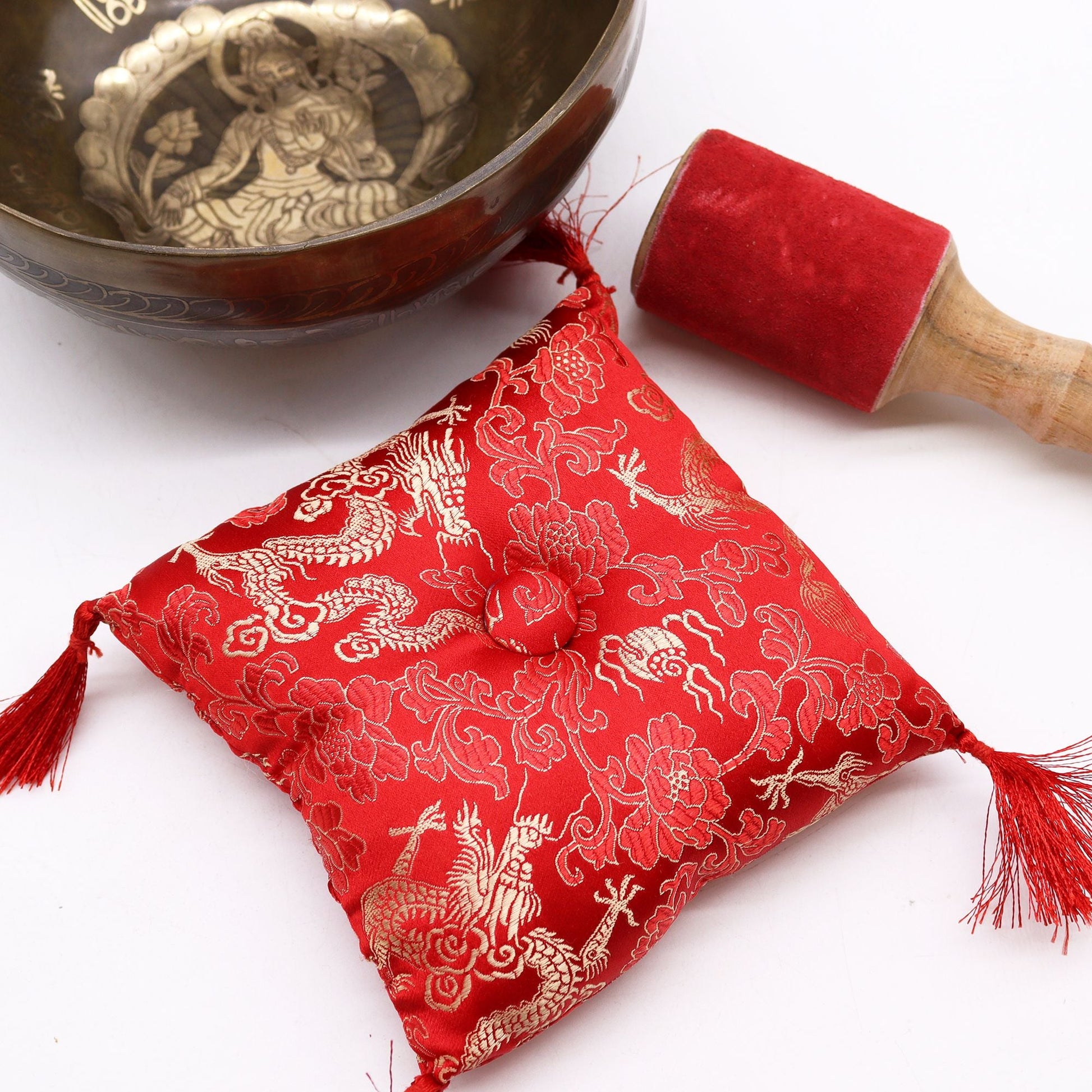 Cuencos Tibetanos Cantores de latón – Set 19x8 CM con cuenco de latón, mazo de terciopelo rojo y cojín de brocado rojo