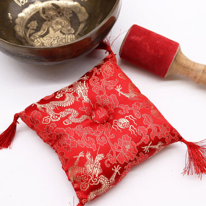 Cuencos Tibetanos Cantores de latón – Set 19x8 CM con cuenco de latón, mazo de terciopelo rojo y cojín de brocado rojo