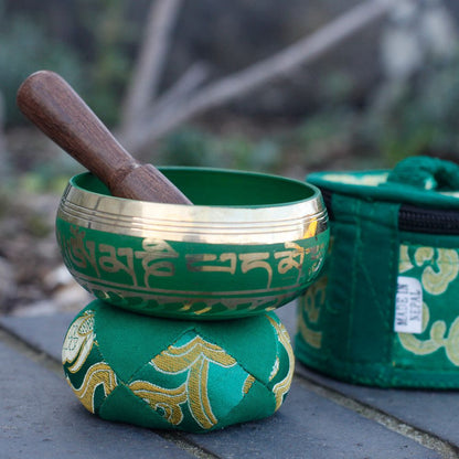 Alt Tag: Brass Tibetan Singing Bowl Set – 6x8 CM de latón con mazo de madera, cojín bordado y estuche verde