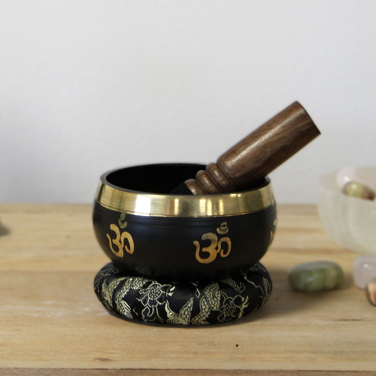 Alt-tagg: Tibetanskt klangskålsset i mässing – 9x5 CM, skål med träklubba på brokadkudde, design med Om-symbol