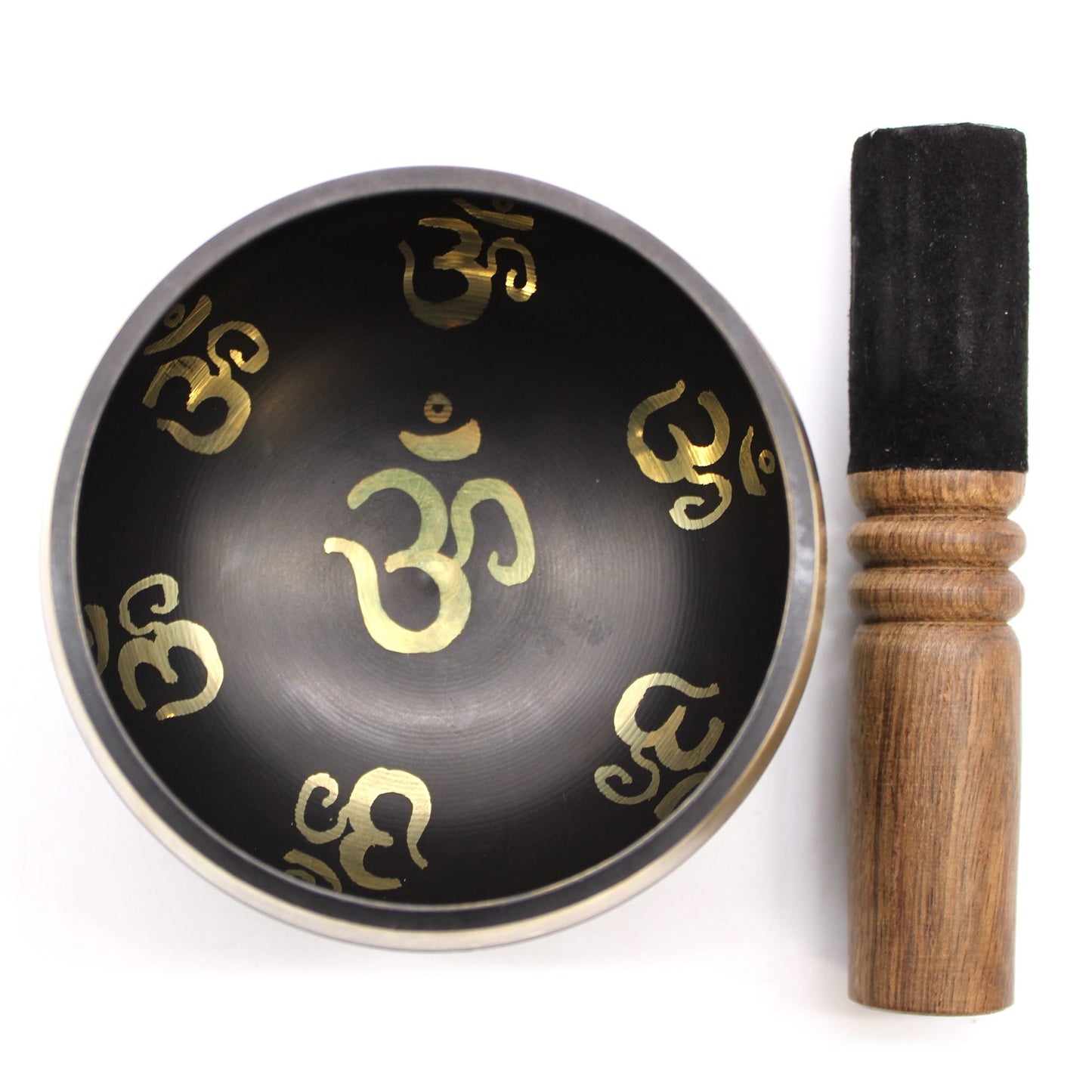 Alt Tag: Set med tibetansk mässingsklangskål – 9x5 CM, skål med Om-symboler och träklubba med slagpinne på vit bakgrund