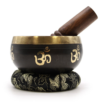 Alt Tag: Set med tibetansk sjungande mässingsskål – 9x5 CM i mässing med träklubba och broderad kudde, Om-design i svart och guld