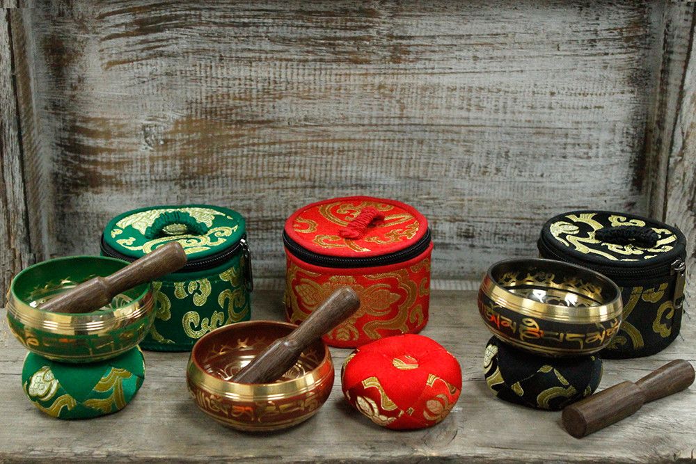 Alt-Tag: Tibetisches Klangschalen-Set aus Messing – Rot, mit Klangschalen aus Messing, Holzschlägeln und brokatierten Kissen in Rot-Grün-Schwarz, handgefertigt in Nepal
