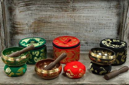 Alt-Tag: Tibetisches Klangschalen-Set aus Messing – Rot, mit Klangschalen aus Messing, Holzschlägeln und brokatierten Kissen in Rot-Grün-Schwarz, handgefertigt in Nepal