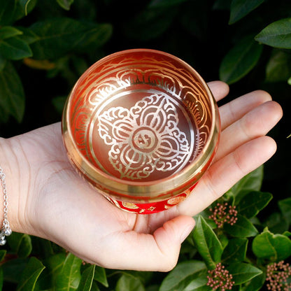 Alt-Tag: Tibetisches Klangschalen-Set aus Messing – Rotes Messing mit graviertem Design, in der Hand gehalten, handgefertigt in Nepal, 6x8 cm