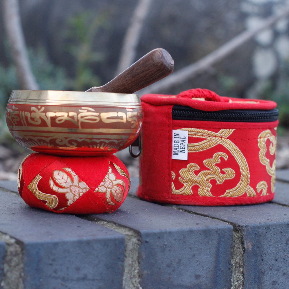 Alt-Tag: Set aus tibetischer Klangschale aus Messing – Rot, mit Messingschale, Holzschlägel, rotem Kissen und besticktem roten Reißverschlussbeutel
