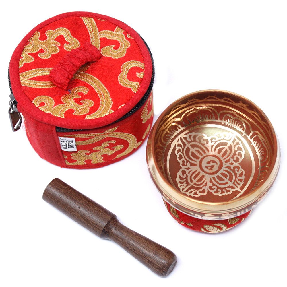 Alt-Tag: Set mit tibetischer Klangschale aus Messing – Red mit gravierter Messingschale, Holzklöppel und besticktem roten Etui