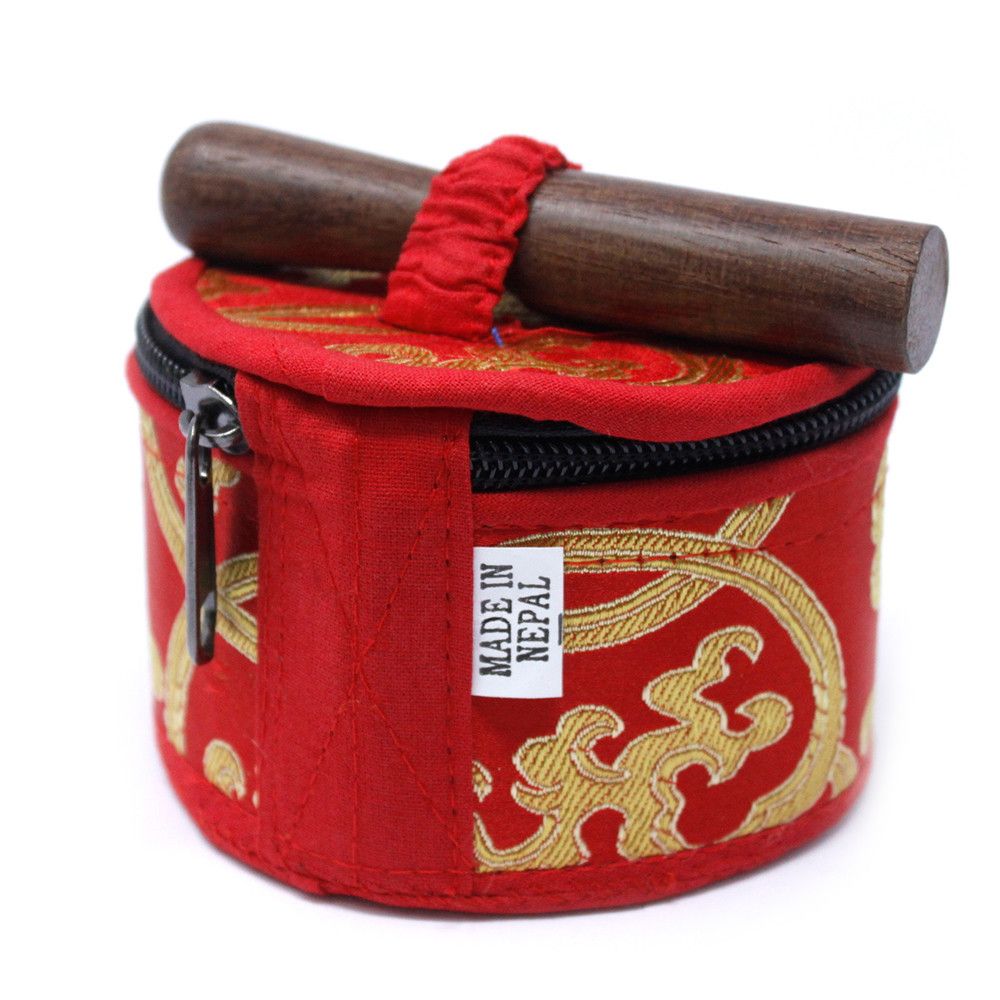 Alt-Tag: Set aus tibetischer Klangschale aus Messing – Rot, rotes besticktes Etui mit Reißverschluss und Holzschlegel, hergestellt in Nepal