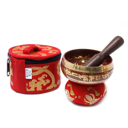 Alt-Tag: Tibetisches Klangschalen-Set aus Messing – Rot mit Messingschale, Holzklöppel, Kissen und roter bestickter Tasche