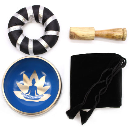 Alt Tag: Tibetanska sjungande skålar i mässing – vit/blått mässingsskålsset 10.7CM med blått meditationsmotiv, träklubba, kuddring och svart påse