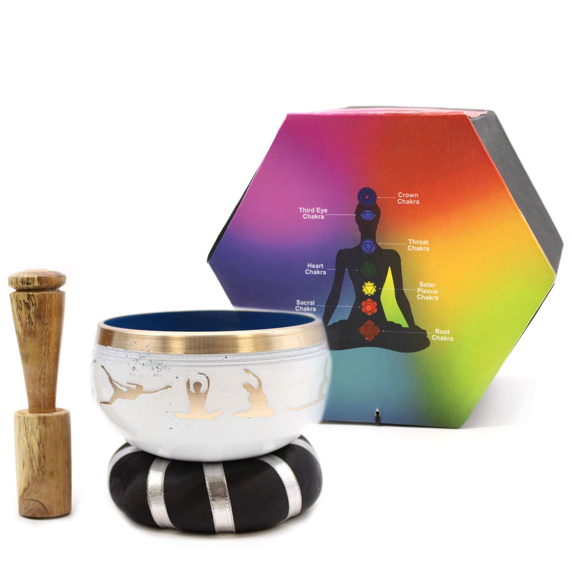 Alt Tag: Tibetanska sjungande skålar i mässing – vit/blå 10.7CM-set med klubba, kudde och färgglad chakra-inspirerad box, mässingsskål med vit-blå design