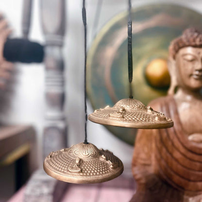 Alt Tag: Tibetan Tingsha i mässing – 6 CM tingsha-meditationsklockor i mässing med lyckosymbolsgravyrer och upphängningssnören