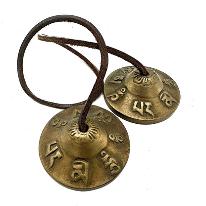 Alt-tagg: Tibetanska tingsha-klockor i mässing – 6 CM lyckosymboler, tingsha-klockor i mässing med lyckosymboler och läderrem