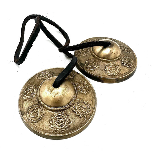 Messing-Tingsha aus Tibet – Seven Chakra Design 7CM: 7 cm Messing-Tingsha-Glocken mit Chakra-Symbolen und schwarzer Kordel, 7 cm