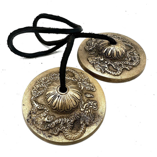 Alt Tag: Mässings-tingsha från Tibet – Dragon 7.4 CM tingsha-klockor i mässing med drakmotiv och svart snöre, närbild