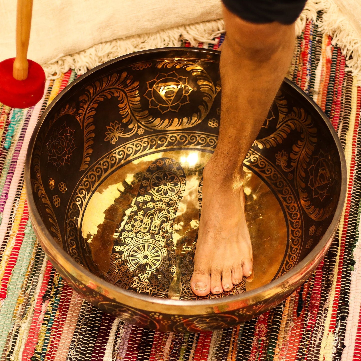 Brass Vibrational Standing Singing Bowl – 50x20CM de latón grabado, persona de pie dentro del cuenco sobre alfombra, con mazo