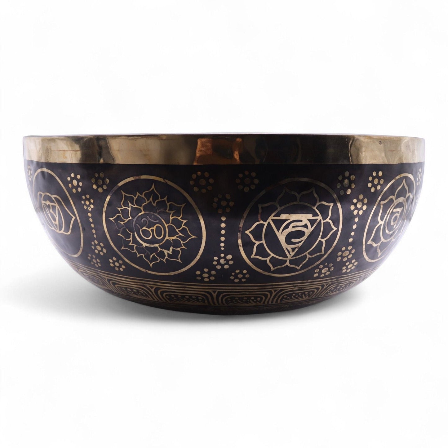 Brass Vibrational Standing Singing Bowl – 50x20CM de latón artesanal con grabados decorativos, vista lateral sobre fondo blanco
