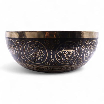 Brass Vibrational Standing Singing Bowl – 50x20CM de latón artesanal con grabados decorativos, vista lateral sobre fondo blanco