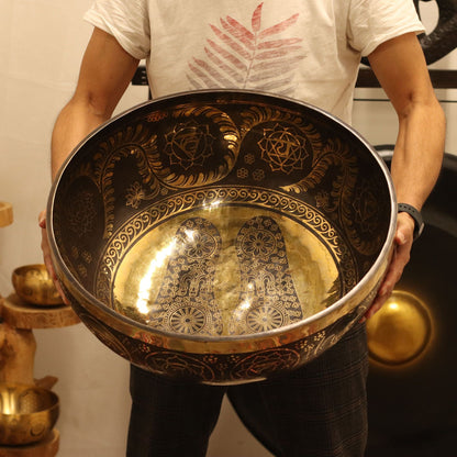 Brass Vibrational Standing Singing Bowl – 50x20CM de latón artesanal, cuenco grande decorado, sostenido por una persona