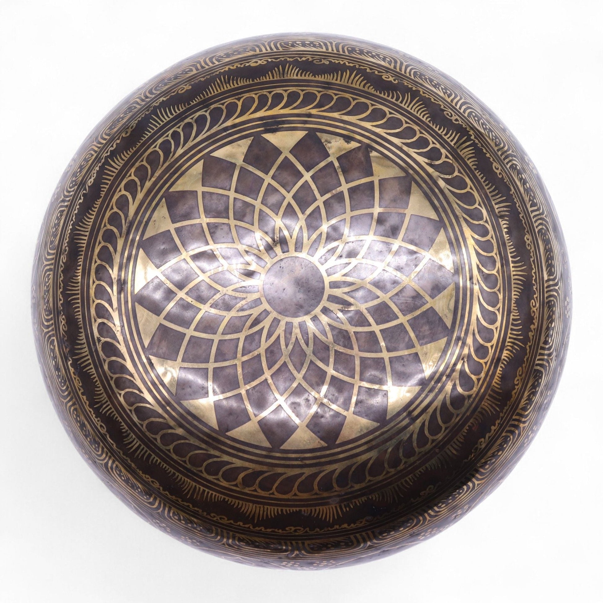 Alt Tag: Brass Vibrational Standing Singing Bowl – 50x20CM vista superior de cuenco de latón con grabado geométrico artesanal