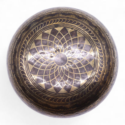 Alt Tag: Brass Vibrational Standing Singing Bowl – 50x20CM vista superior de cuenco de latón con grabado geométrico artesanal