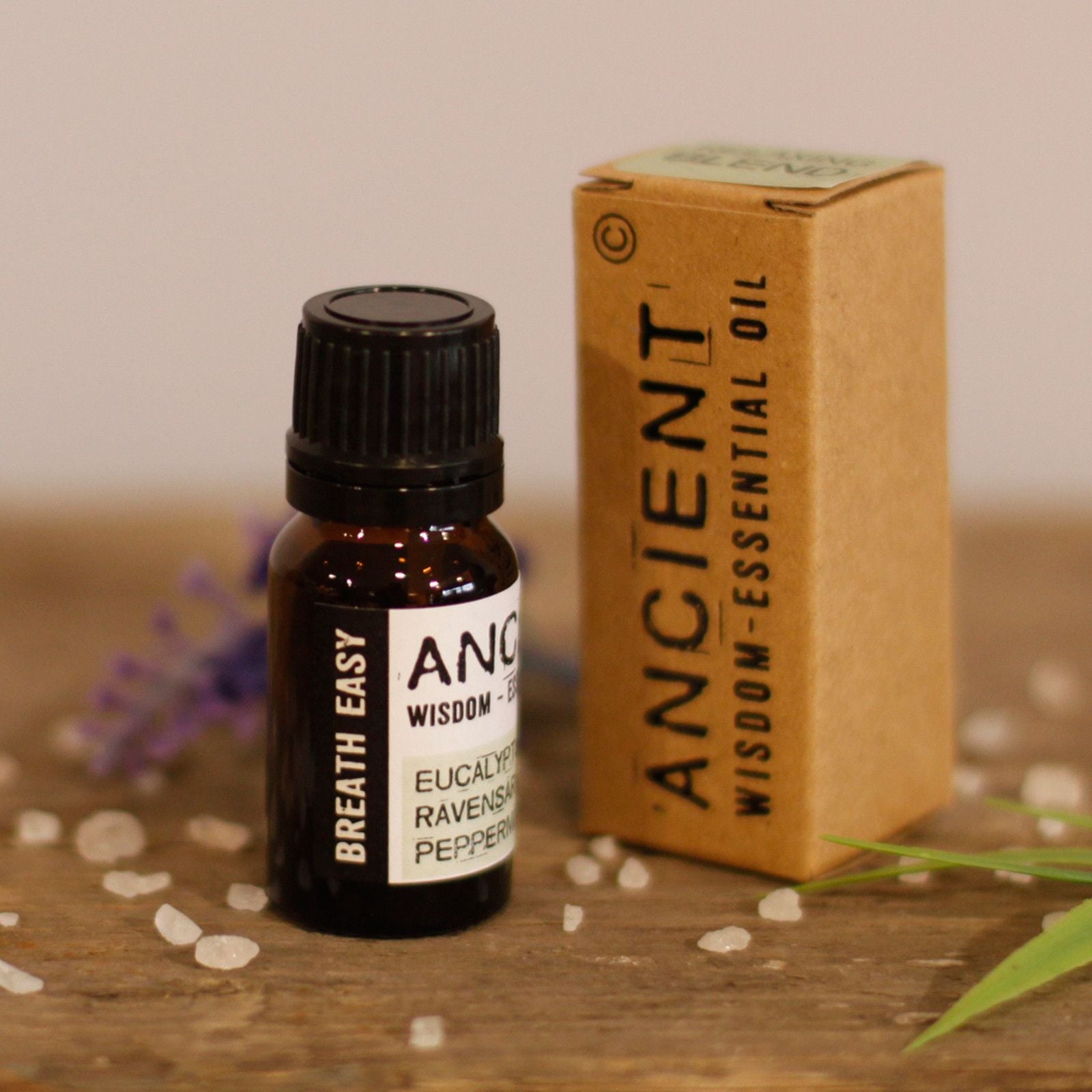 Alt-tagg: Breath Easy Essential Oil Blend – 10 ML förpackad 10 ml-flaska med en blandning av eukalyptus, ravensara och pepparmynta på en träyta