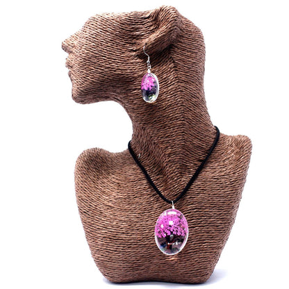 Bright Pink Tree of Life Jewelry Set – Real Flowers, collar y aretes ovalados con flores reales en resina sobre busto de exhibición