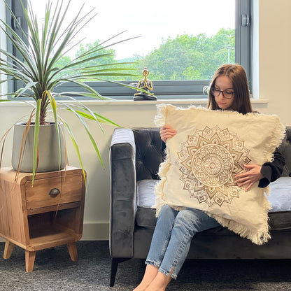Kuddfodral i bronsfärgad bomull med Lotus Mandala – 45x45 CM, stylat på soffa, kuddfodral i indonesisk bomull med mandaladesign i bronsnyanser