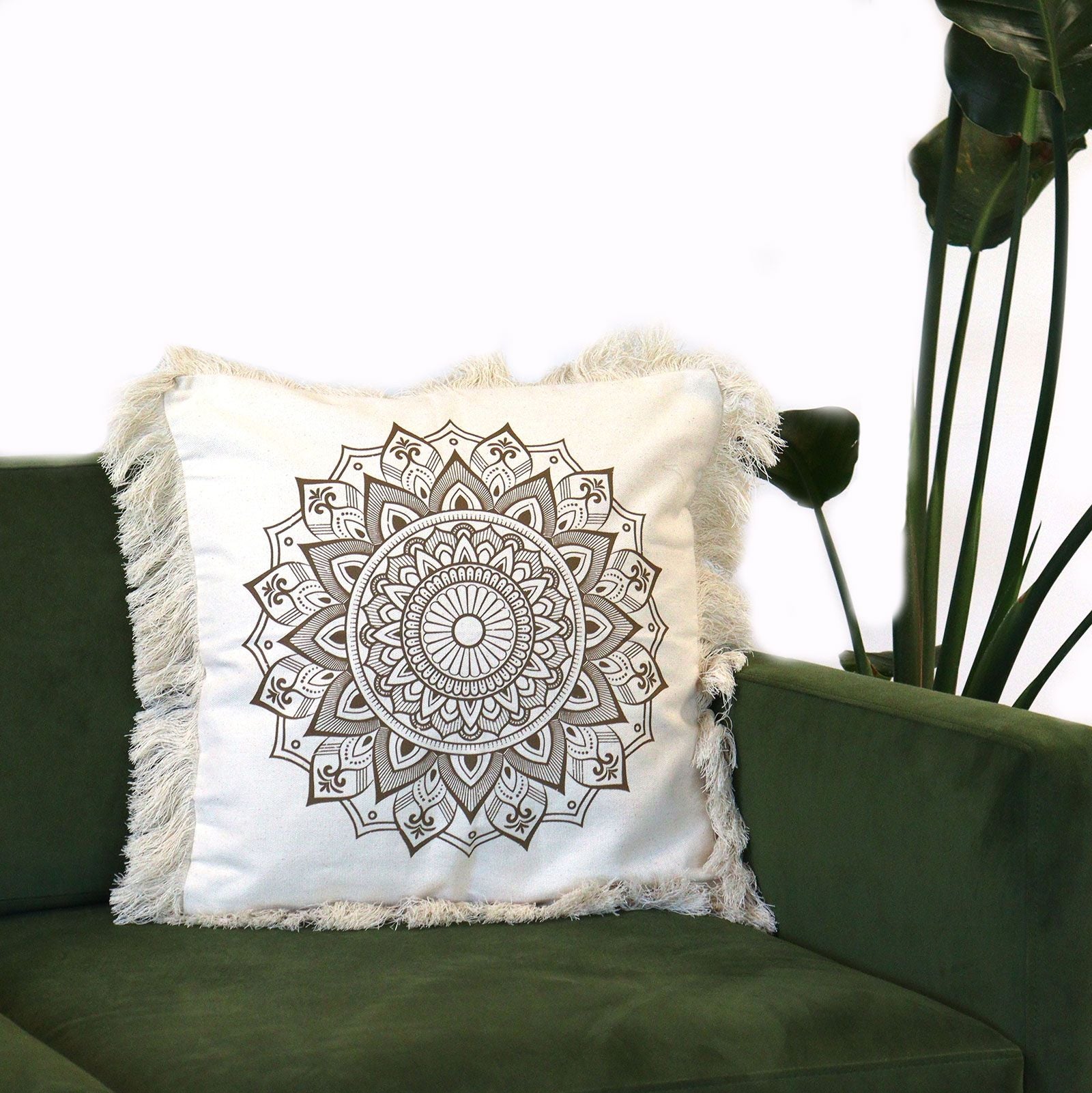 Alt Tag: Kuddfodral i bomull med Lotus Mandala – 45x45 CM på grön soffa, vitt bomullsfodral med bronsfärgat mandalaprint och fransar