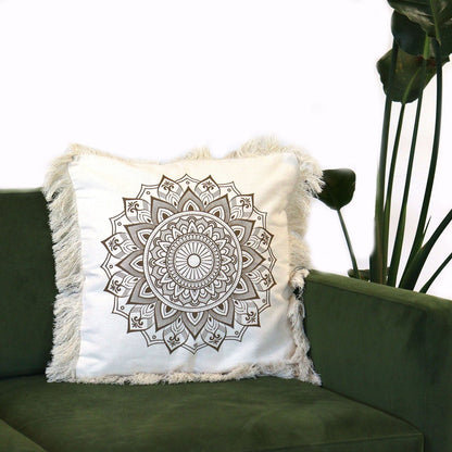 Alt Tag: Kuddfodral i bomull med Lotus Mandala – 45x45 CM på grön soffa, vitt bomullsfodral med bronsfärgat mandalaprint och fransar