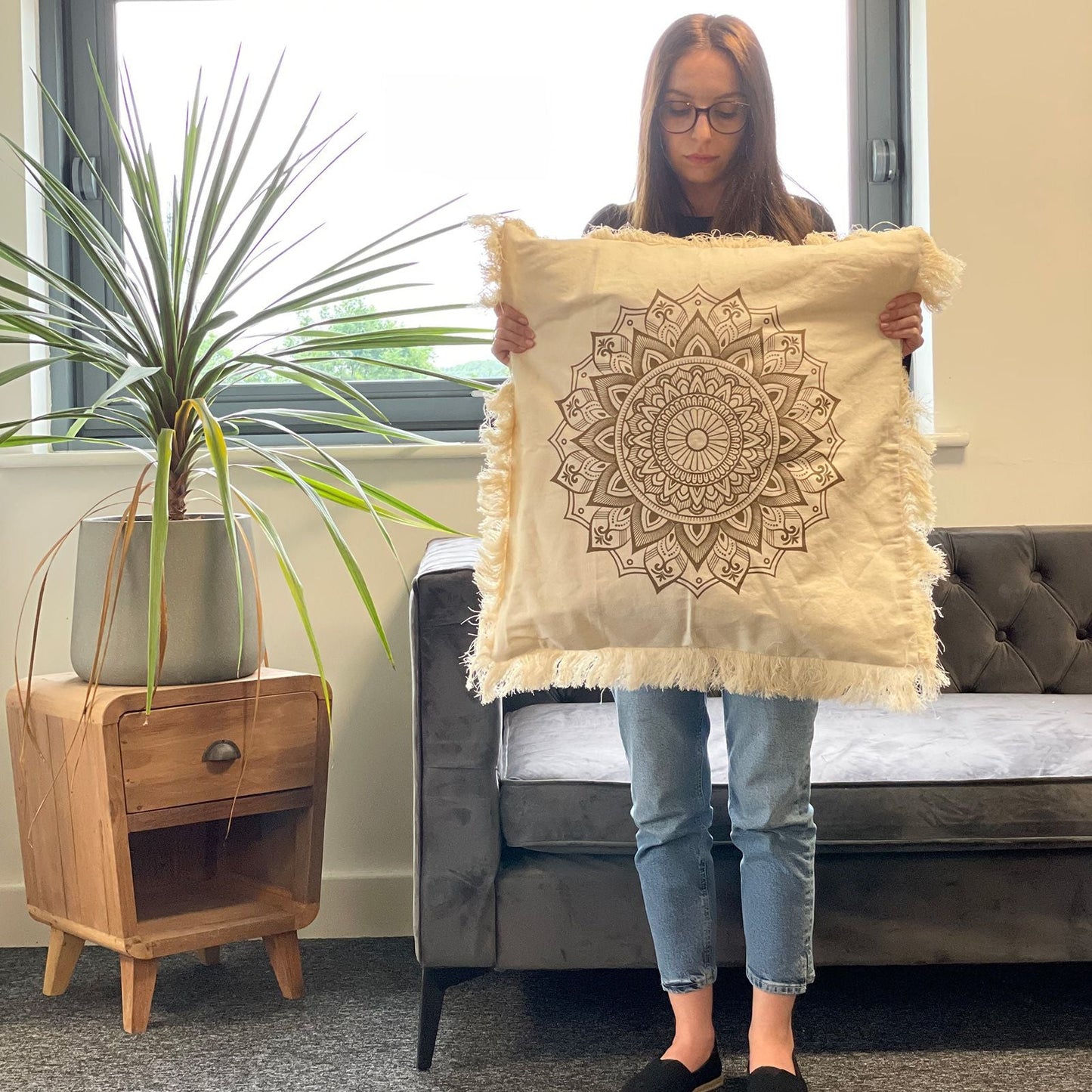 Kuddfodral Bronze Lotus Mandala – 60x60 CM, kuddfodral i indonesisk bomull med lotusmandala-tryck och fransar, stylat i vardagsrum