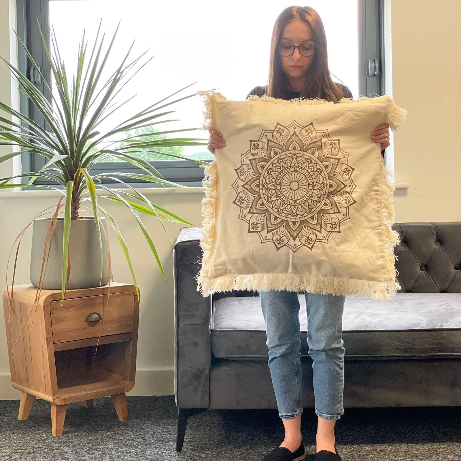 Kuddfodral Bronze Lotus Mandala – 60x60 CM, kuddfodral i indonesisk bomull med lotusmandala-tryck och fransar, stylat i vardagsrum