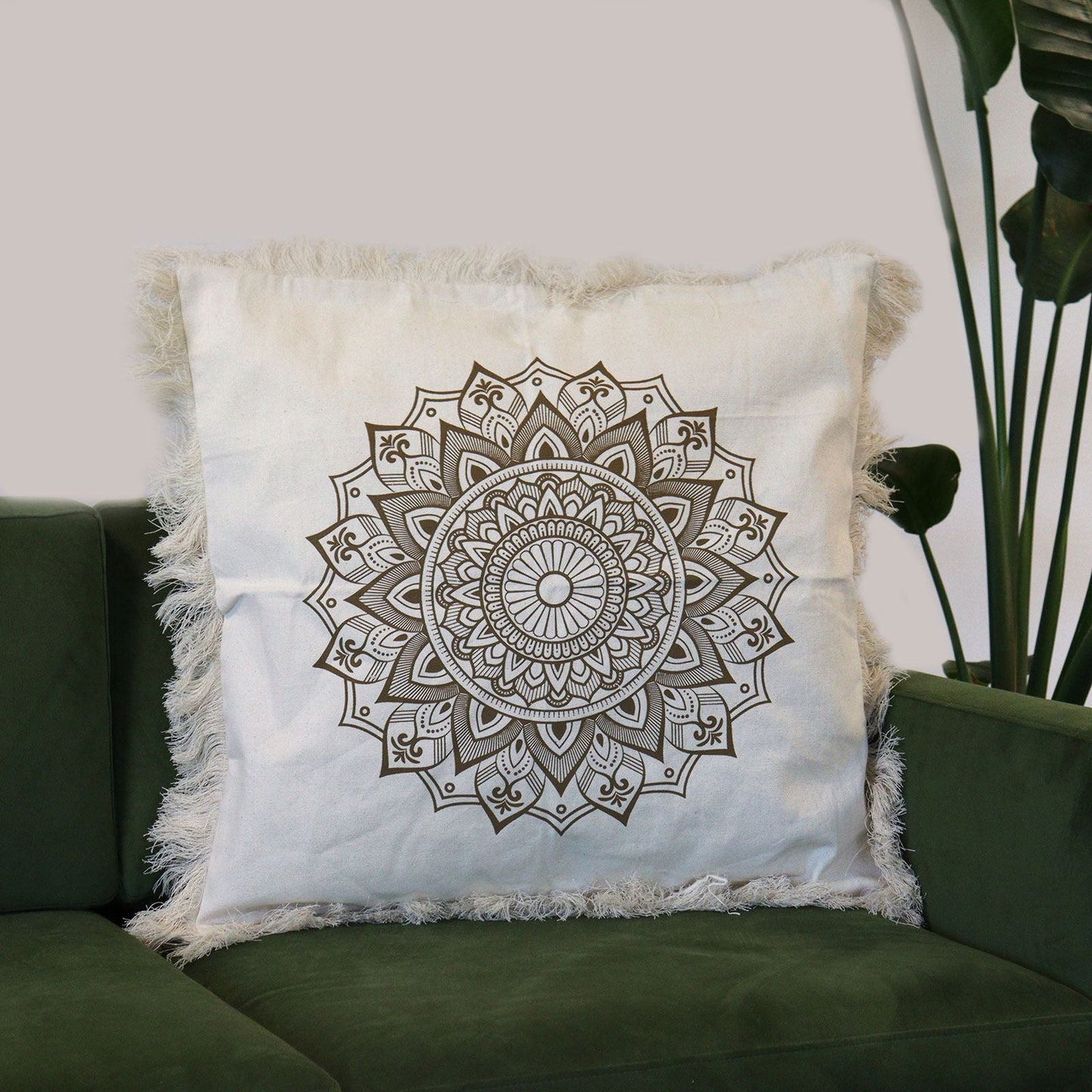 Alt-Tagg: Bronze Lotus Mandala Kuddfodral – 60x60 CM, kuddfodral i indonesisk bomull med detaljrikt mandalaprint och franskant för soffan