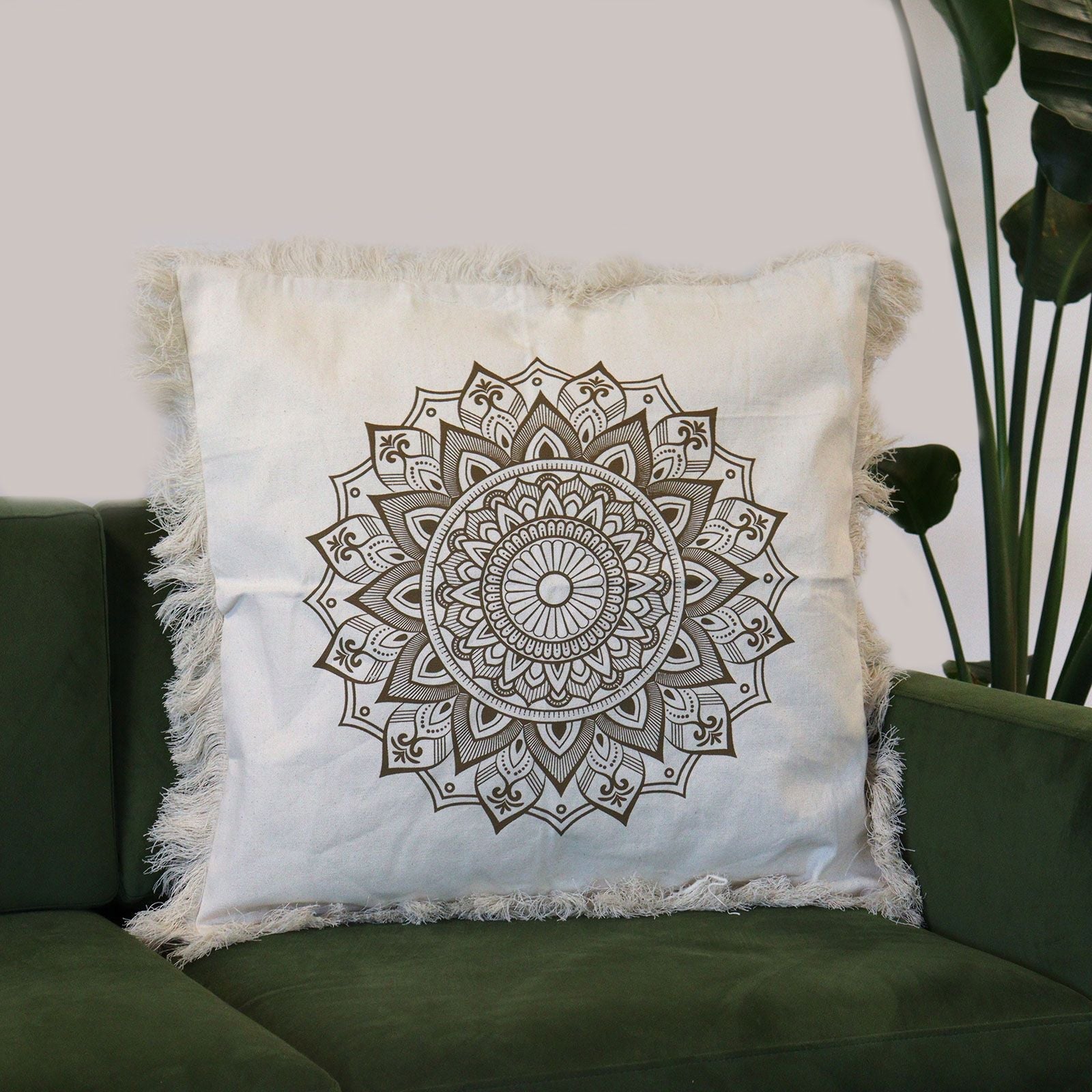 Alt-Tagg: Bronze Lotus Mandala Kuddfodral – 60x60 CM, kuddfodral i indonesisk bomull med detaljrikt mandalaprint och franskant för soffan