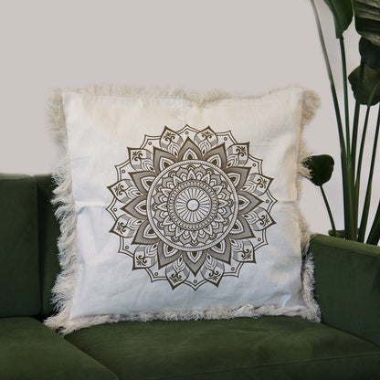 Alt-Tagg: Bronze Lotus Mandala Kuddfodral – 60x60 CM, kuddfodral i indonesisk bomull med detaljrikt mandalaprint och franskant för soffan