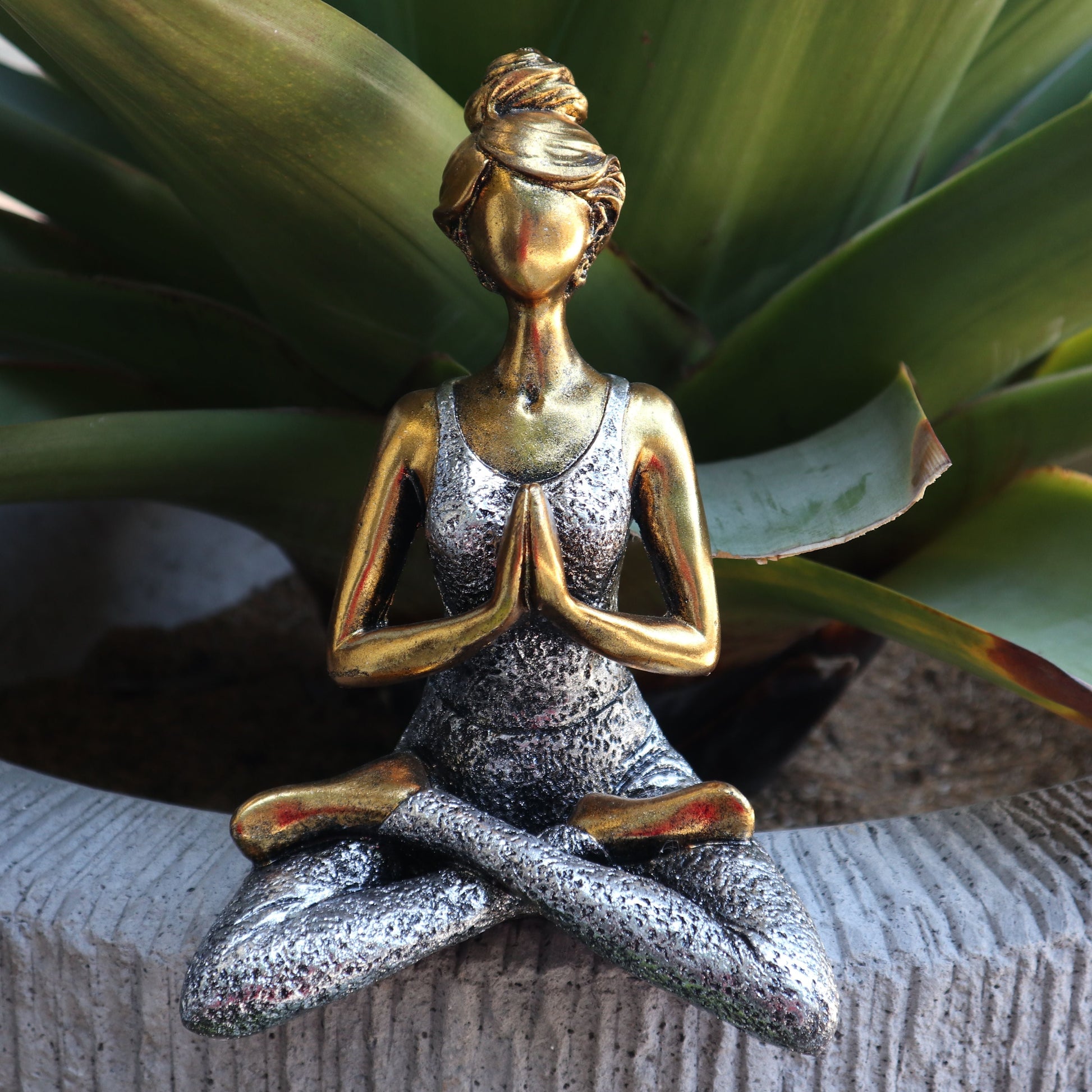 Alt Tag: Figura de mujer de yoga en bronce y plata – estatua sentada de 24CM meditando en tonos bronce y plata, con las manos en postura de oración