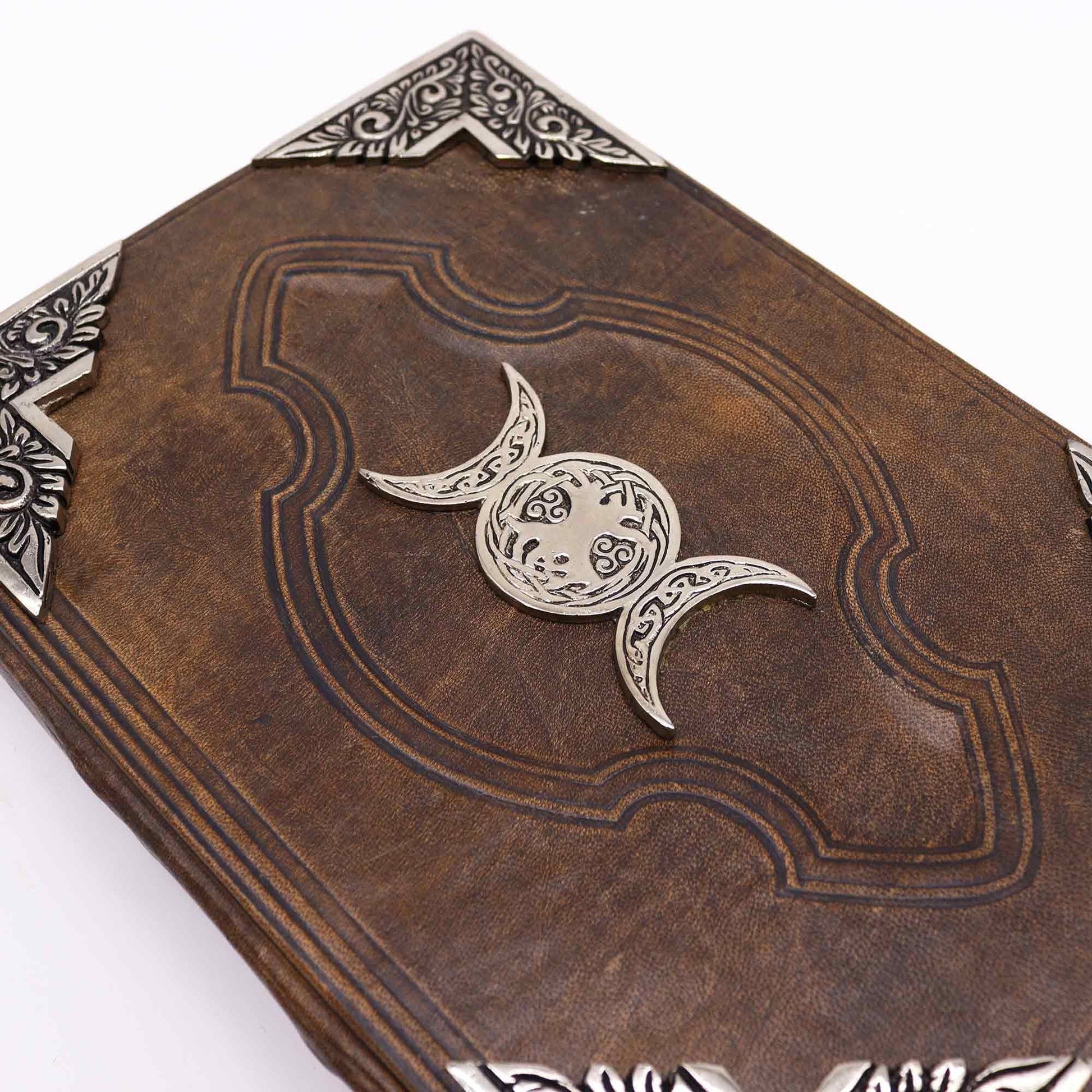 Alt Tag: Brown Tan Leather Journal – Zinc Moon 26x18CM, cubierta de cuero marrón con triple luna de zinc y esquinas decorativas